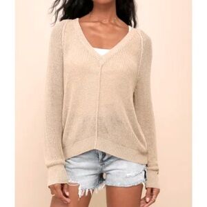 White lulus size Med knitwear light sweater  
Lulus 75% acyrlic nylon